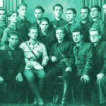 une photo de la légion de garde de fer roumaine de codreanu. le garçon avec les lunettes est mircea eliade.