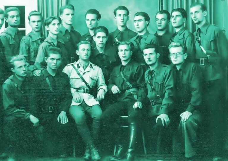 une photo de la légion de garde de fer roumaine de codreanu. le garçon avec les lunettes est mircea eliade.