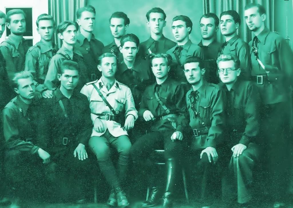 une photo de la légion de garde de fer roumaine de codreanu. le garçon avec les lunettes est mircea eliade.
